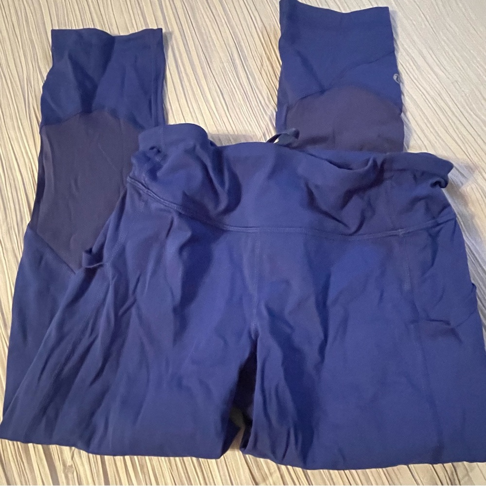 Lululemon Athletica blue women’s leggings with‎ mesh inserts size 6